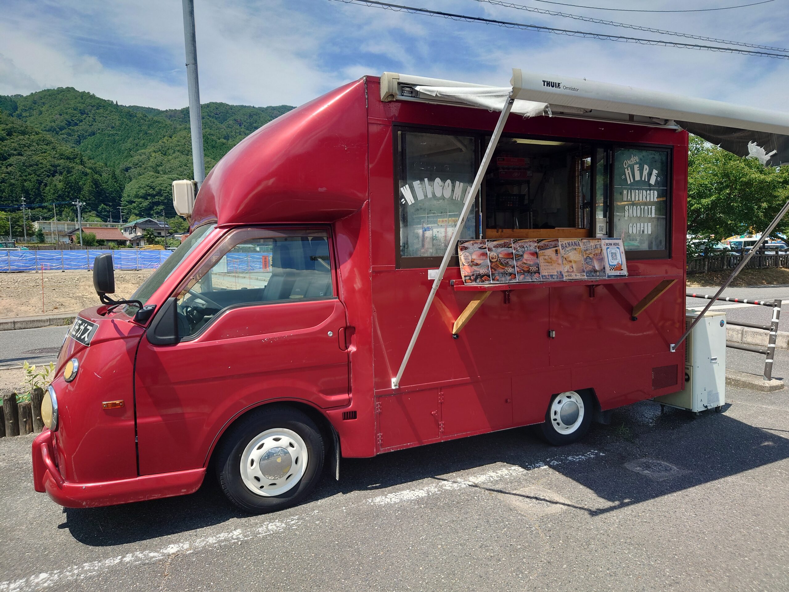 赤い恐羅漢移動販売車