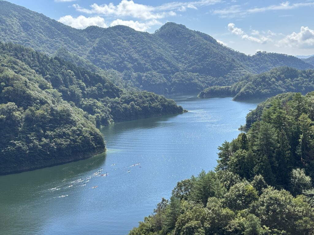 緑に囲まれた龍姫湖を進むSUPとカヤック